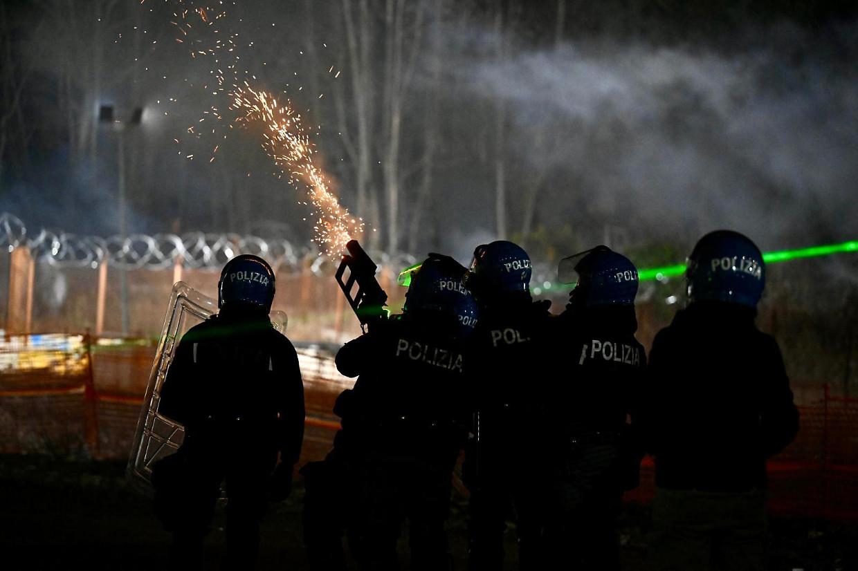 No Tav di nuovo all'attacco, razzi contro la polizia