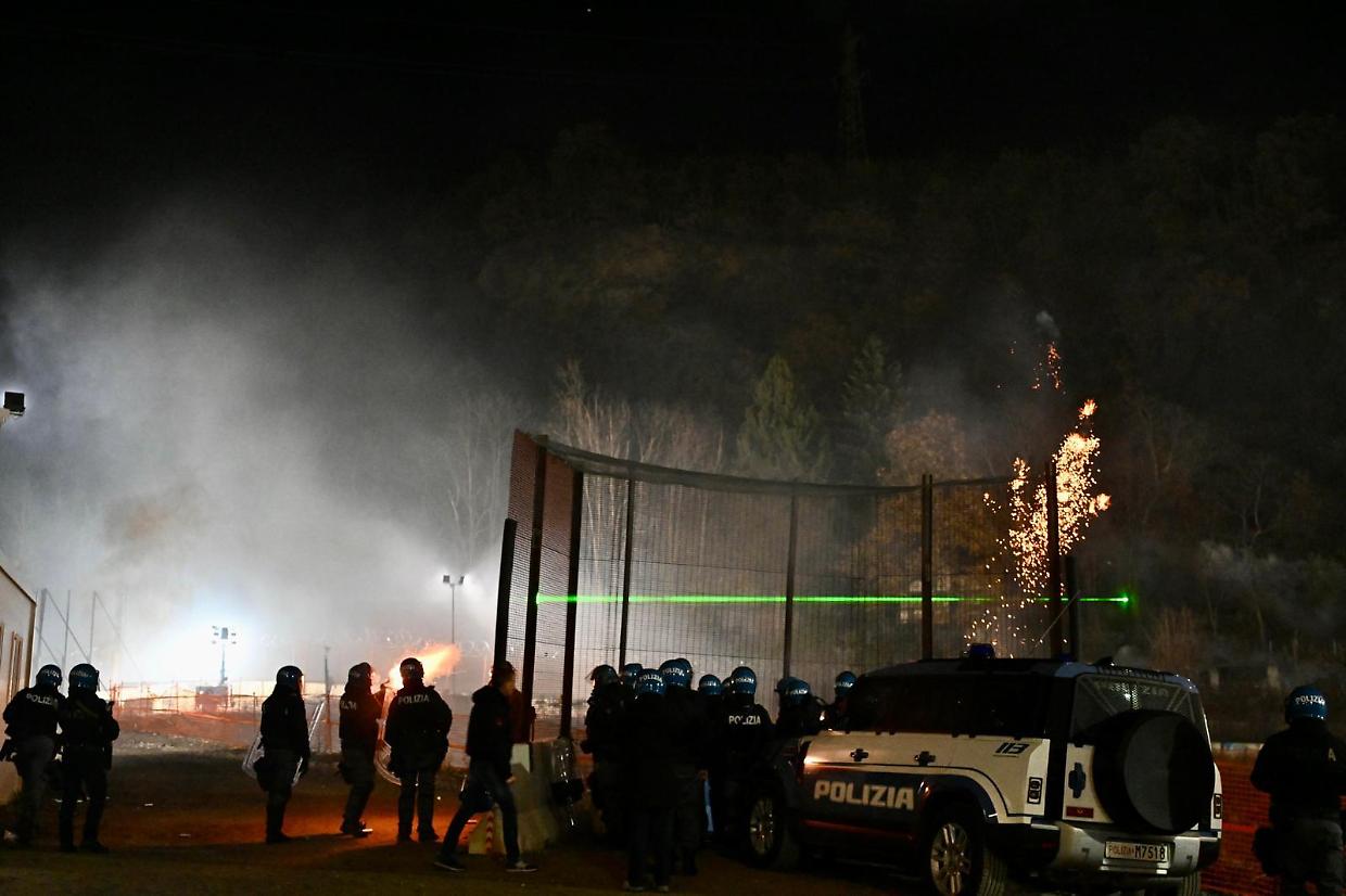 Poliziotto ferito al volto negli scontri al cantiere Tav di Chiomonte