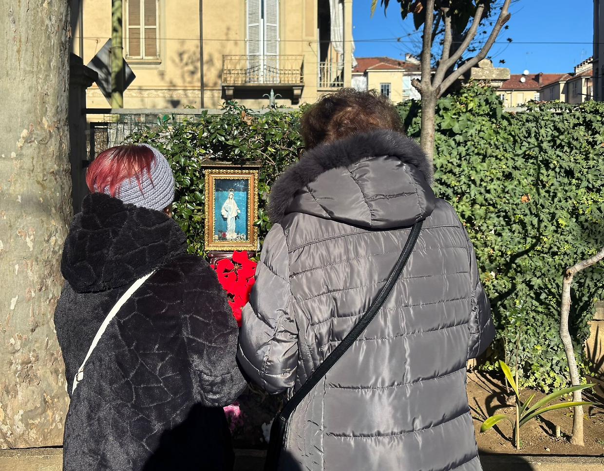 La Madonnina torna nel cortile Atc di corso Lecce nel giorno dell’Immacolata