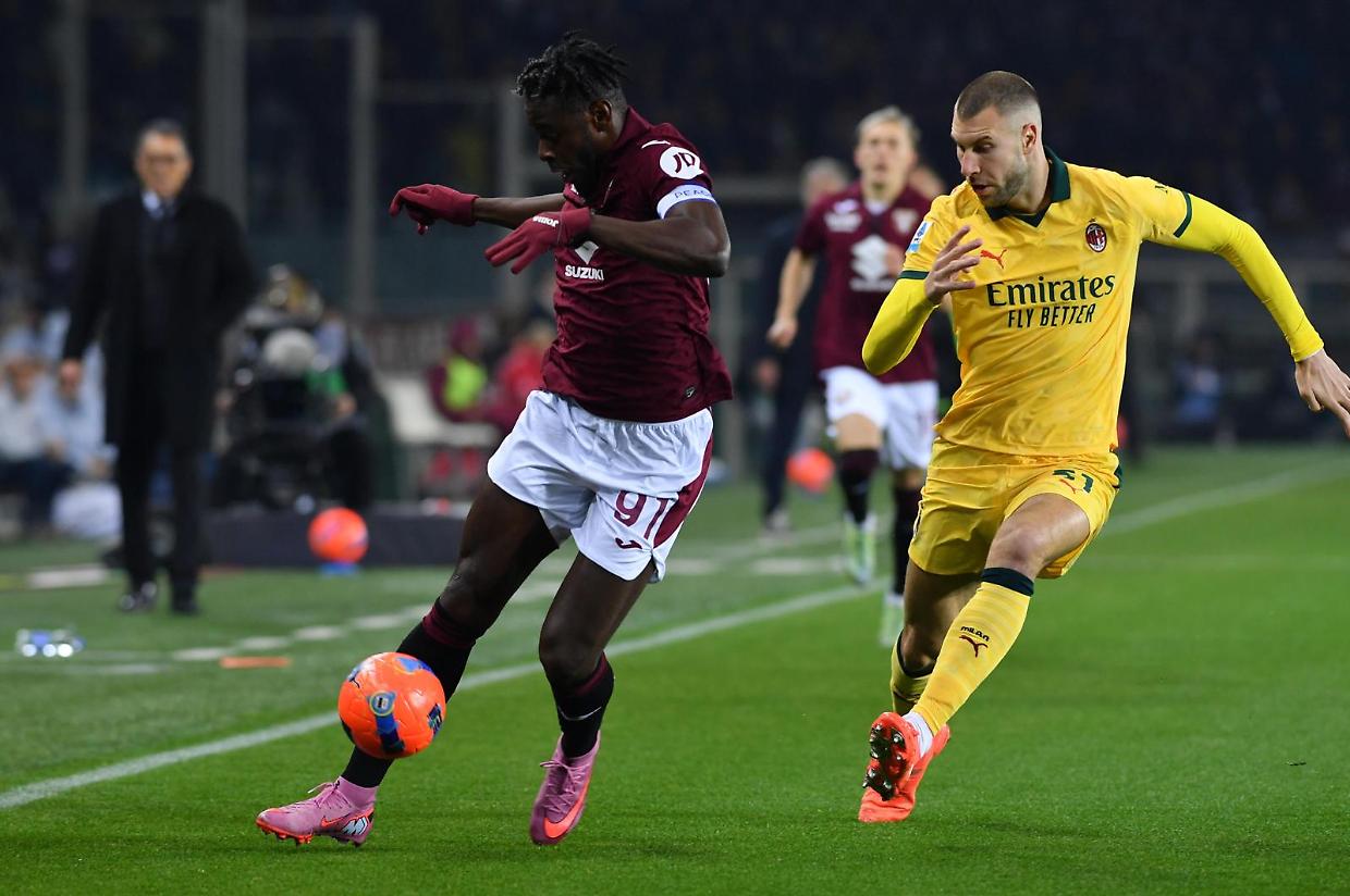 Un duello tra Zapata e Pavlovic in Toro-Milan 2-3