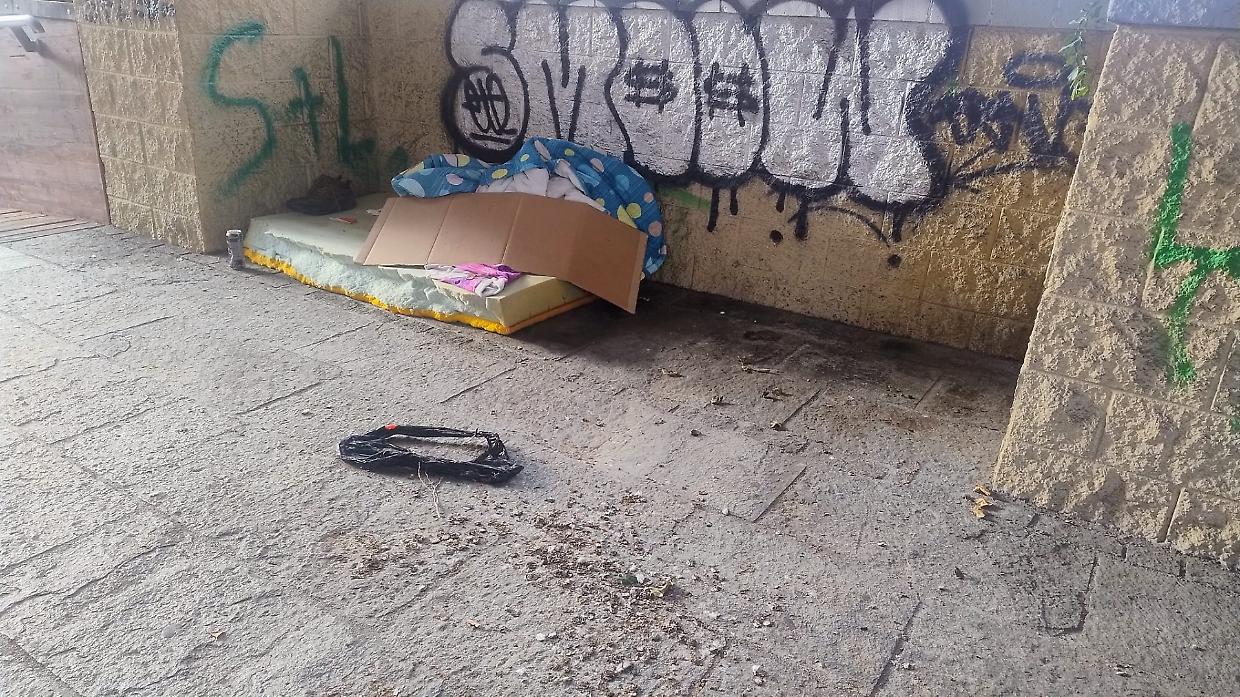 La passerella appena riaperta è già latrina: camera da letto di almeno 3 clochard