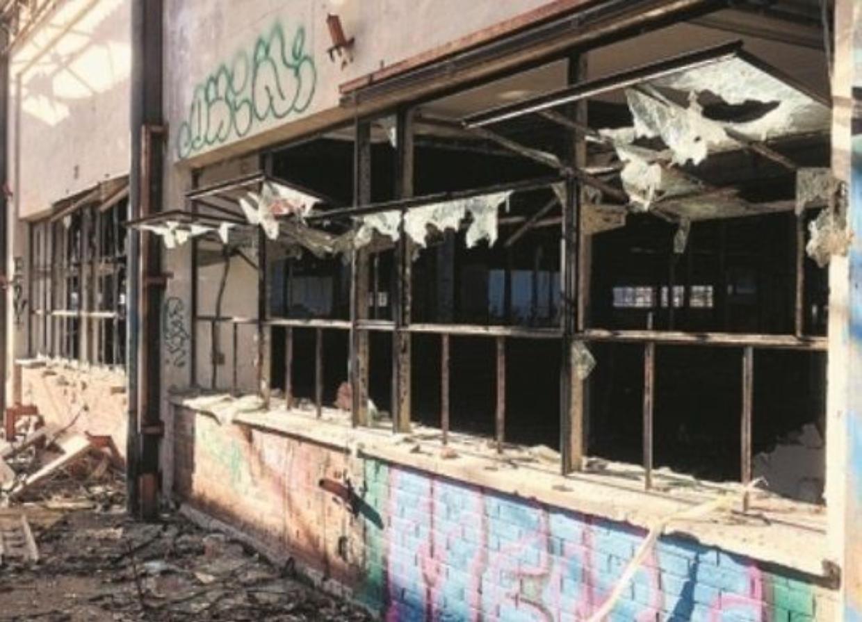 Cade da un capannone dell’ex Tecumseh: 24enne salvo per miracolo