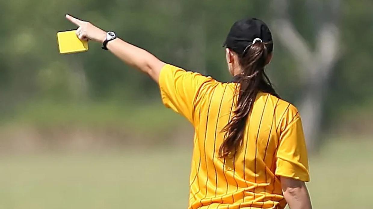 Moncalieri, insulti sessisti all’arbitra: i tifosi la difendono