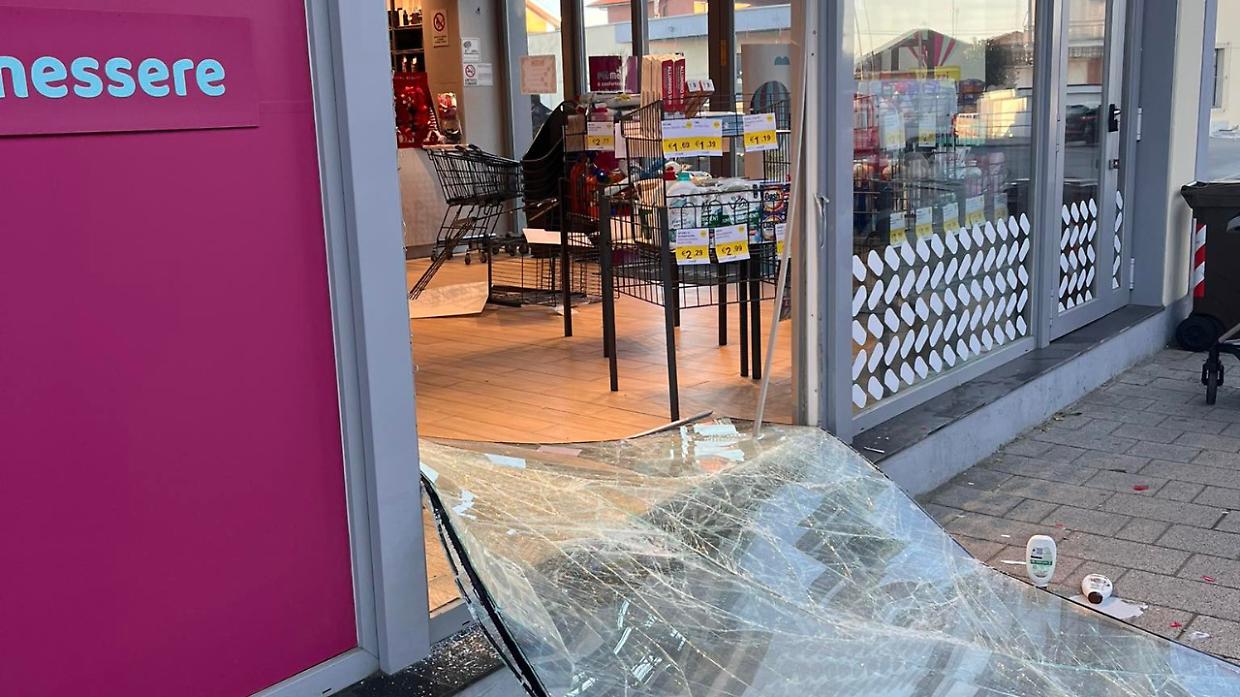 Spaccata nella notte a Druento, vetrina sfondata con un’auto: furto al negozio PiùMe