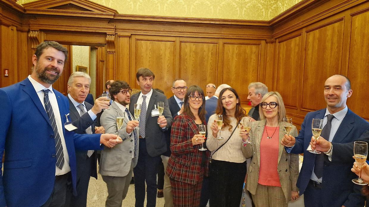 I deputati bevono il vino canavesano