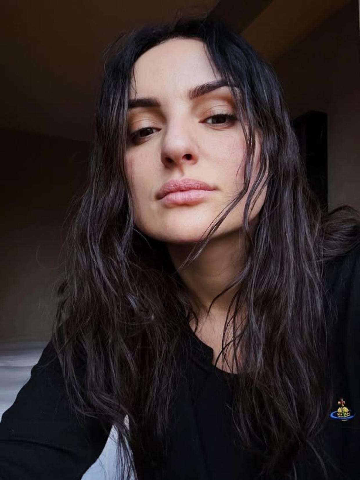 Arisa è ridotta alla app di incontri