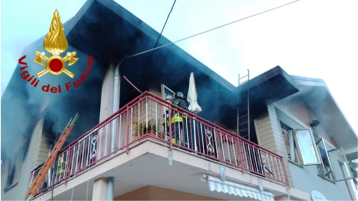 Fiamme a Lanzo Torinese, otto squadre dei Vigili del Fuoco arginano il rogo in una unità residenziale 