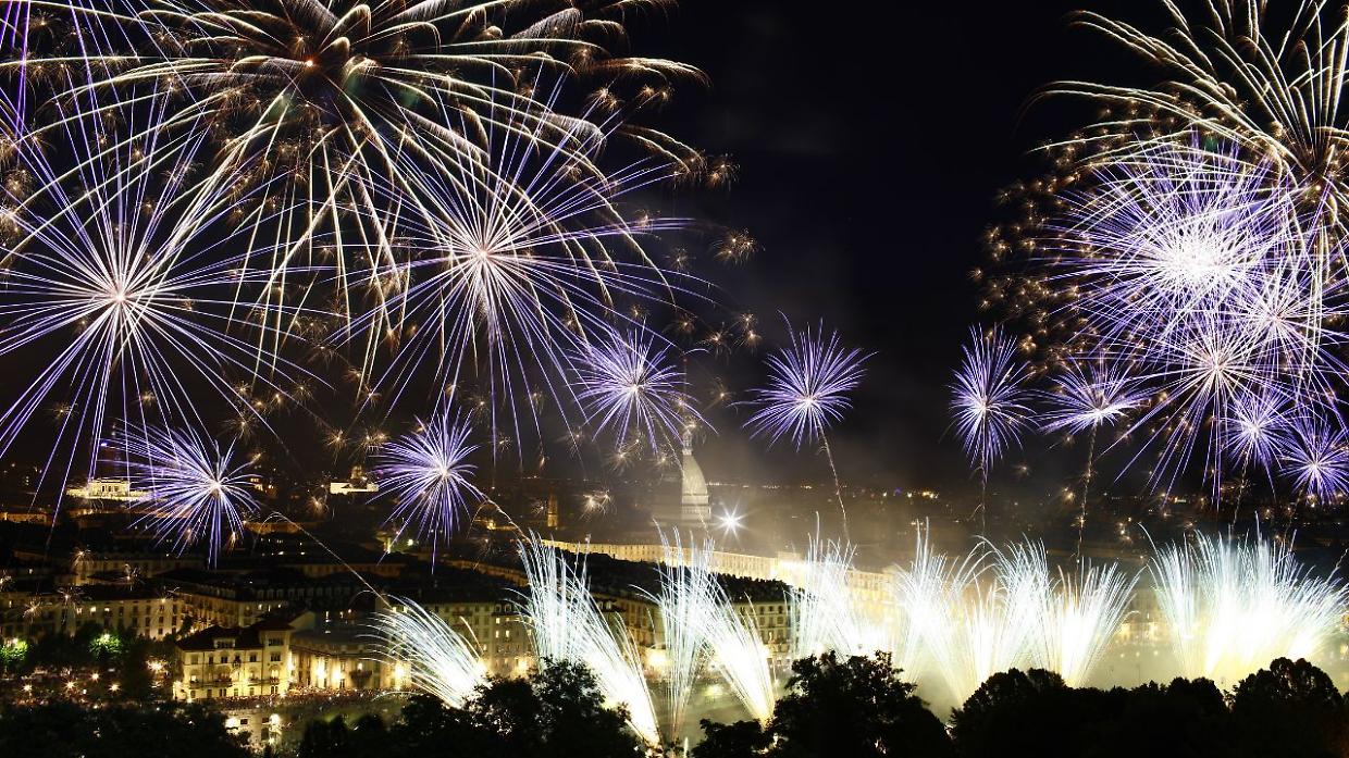 Capodanno 2026, la provincia di Torino si accende con fuochi, castelli e borghi 