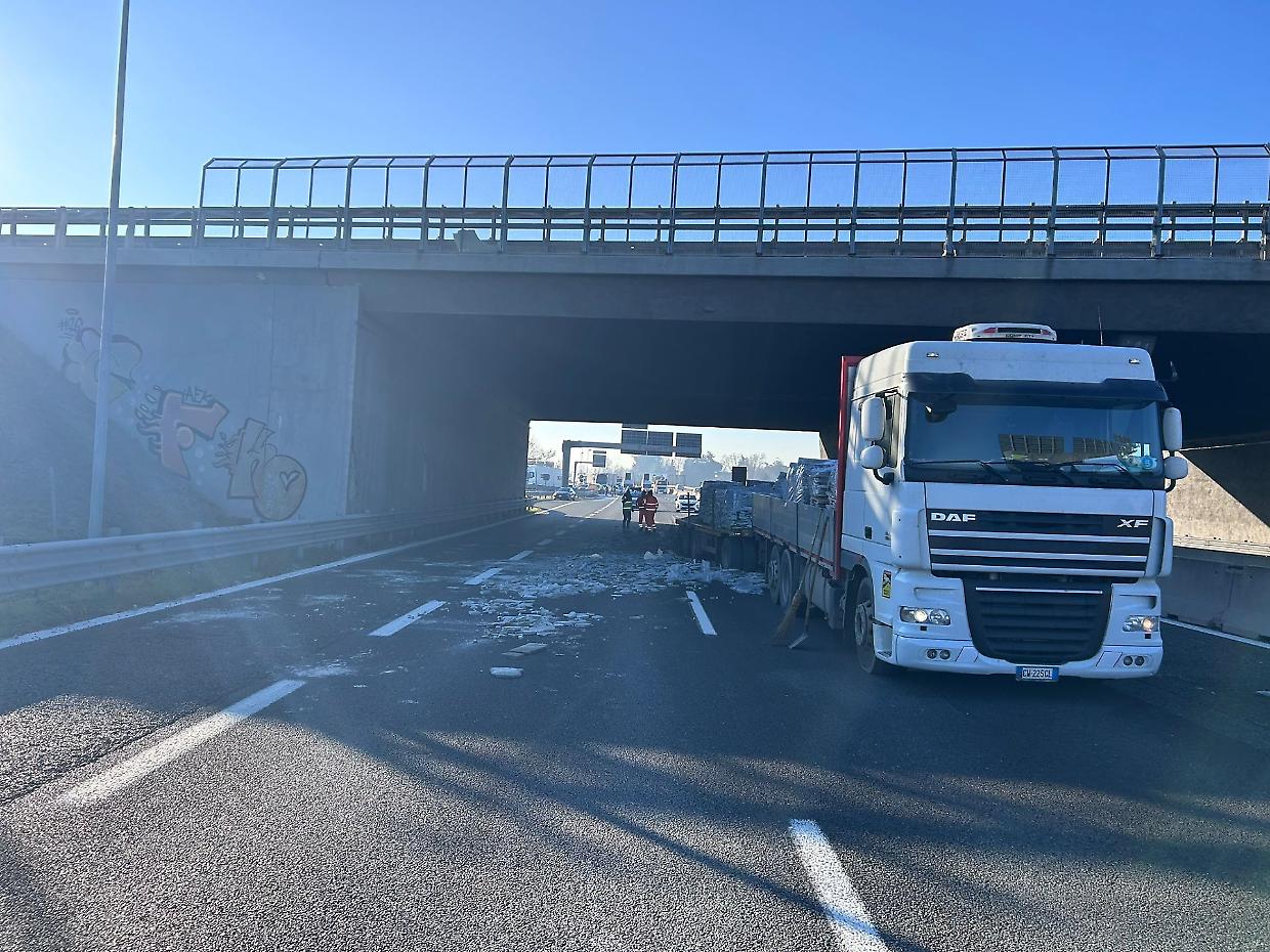 Rivoli, tir perde il carico in tangenziale: traffico in tilt e uscita obbligatoria