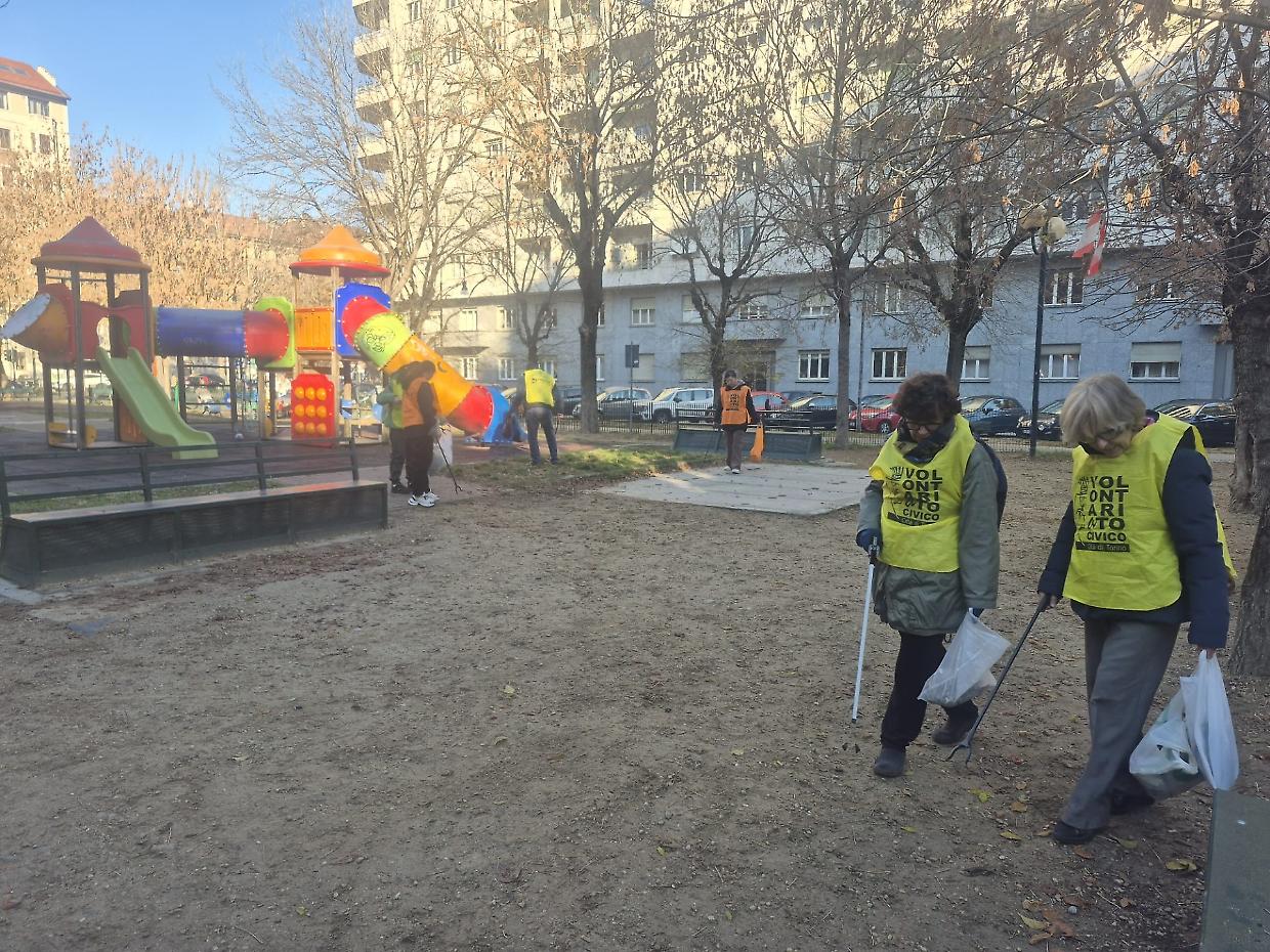 Ecco i volontari che ripuliscono i giardini del centro città