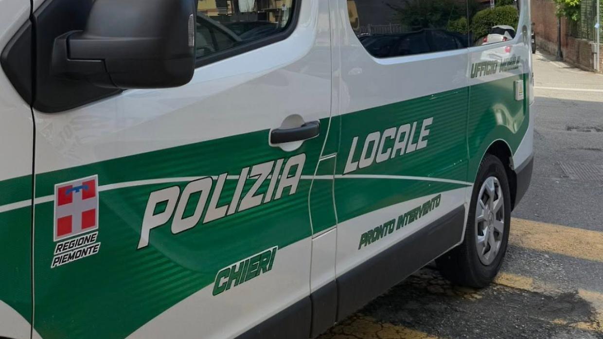 Chieri, furgone incastrato sotto il sottopasso tra strada Cambiano e strada Fontaneto 