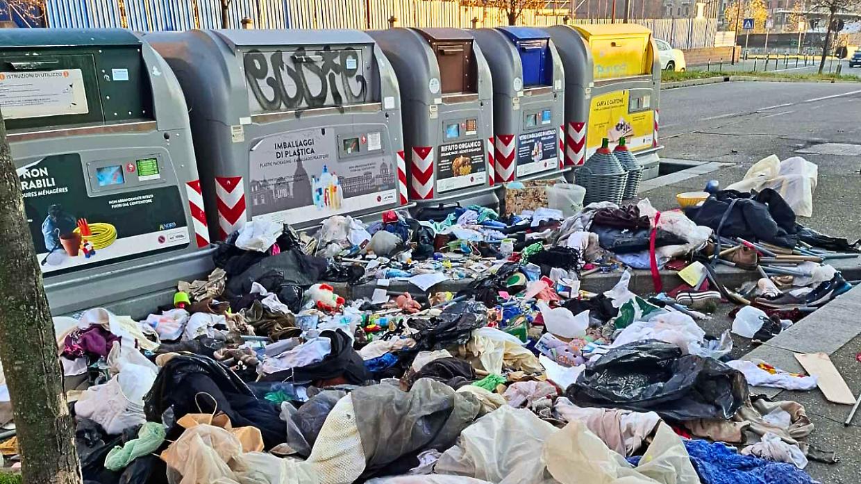 Bidoni svuotati in strada, l'ultima vergogna di Torino