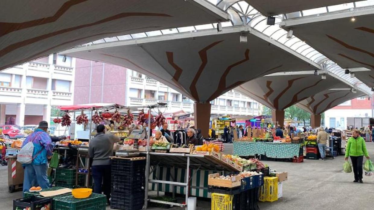 Mercato Don Grioli, tornano i cattivi odori, gli ambulanti chiedono interventi definitivi