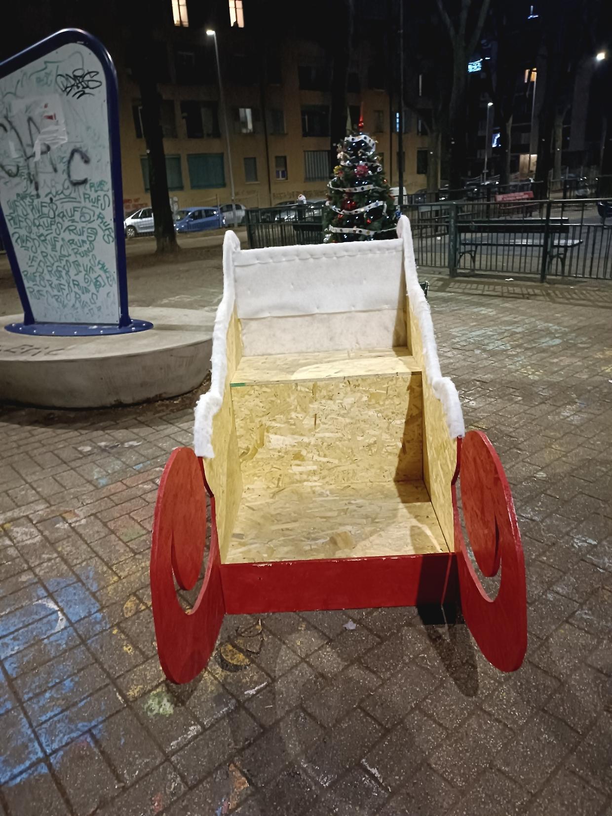 Danneggiata la slitta natalizia ai giardini Alimonda