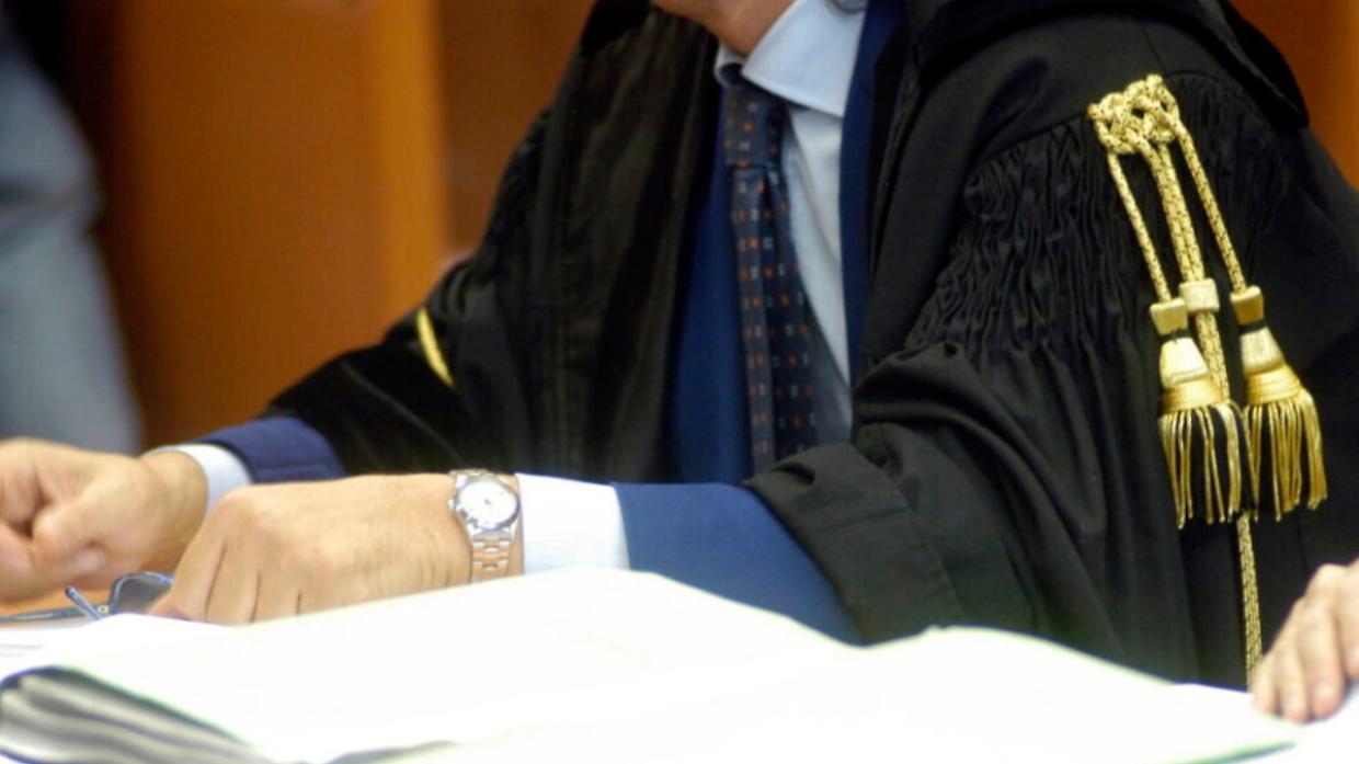 Aggredì l’ex con l’acido a Verbania: domiciliari revocati, scatta il braccialetto elettronico e obbligo di firma