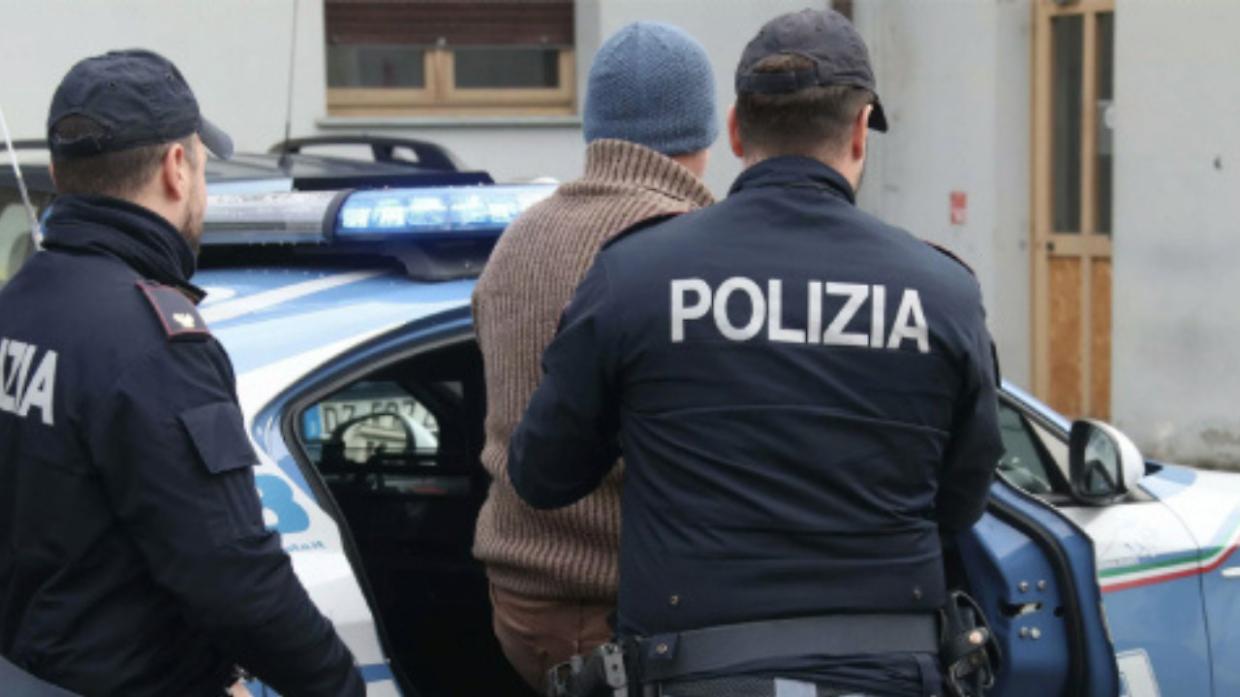 Piccone lanciato contro l’auto dei carabinieri durante un inseguimento: gazzella si ribalta a Felizzano