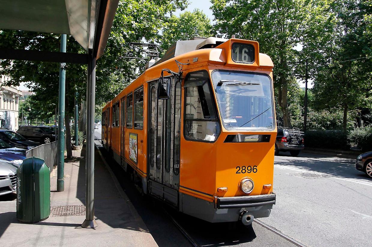 Hamid travolto dal tram su una banchina buia: perde un braccio e porta Comune e Gtt in tribunale
