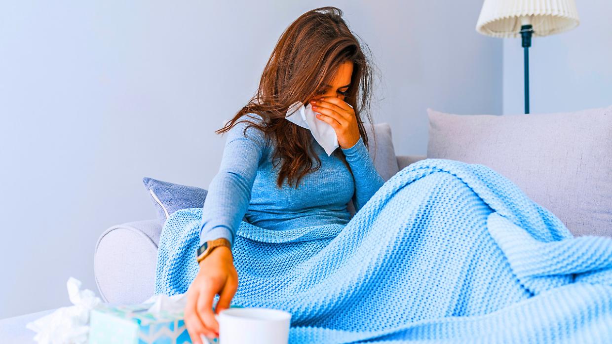 Influenza, picco di contagi in Piemonte: già contagiate oltre 330mila persone. E all'estero torna la mascherina obbligatoria