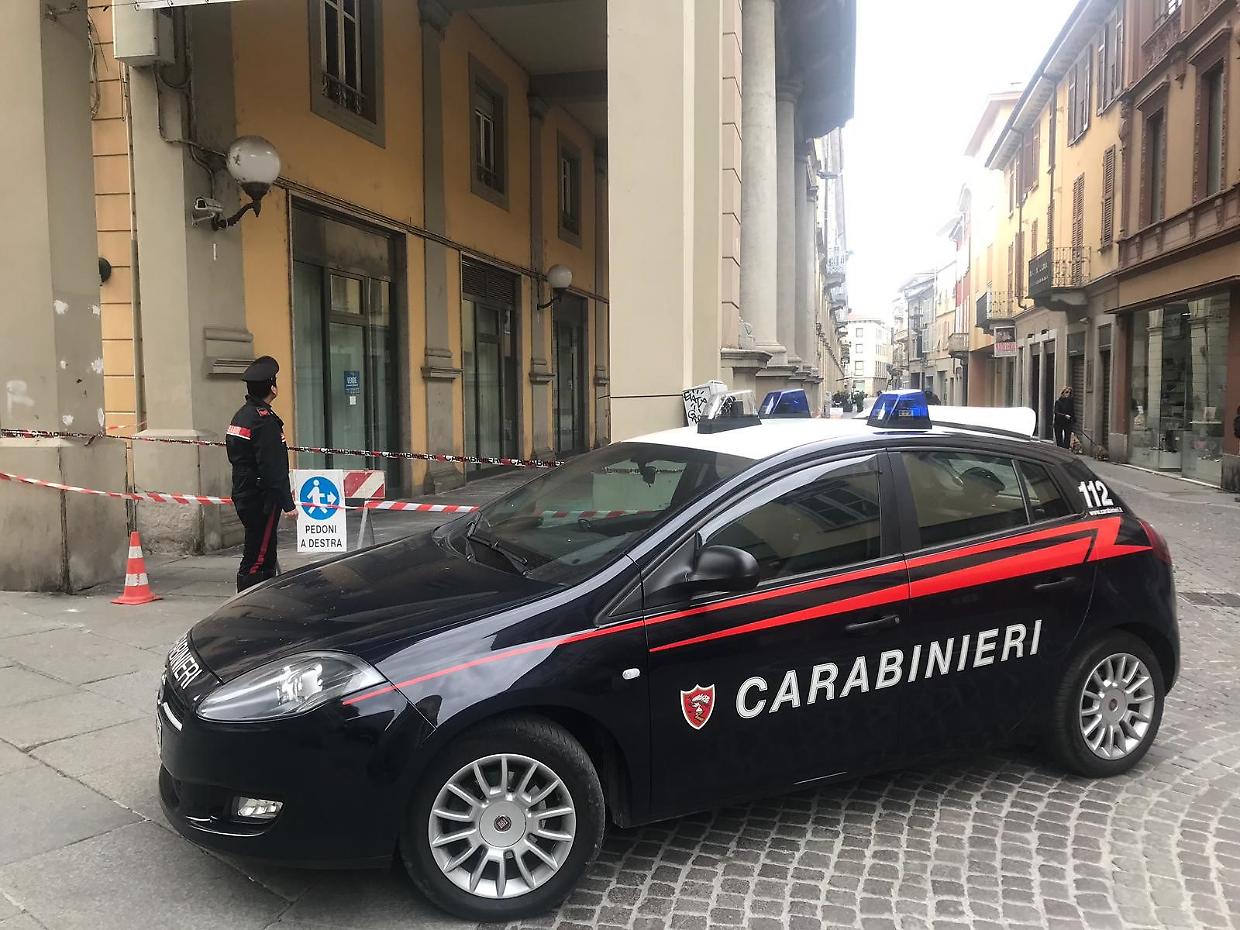 Controlli straordinari dei carabinieri a Tortona, un uomo fermato ubriaco e armato di katana