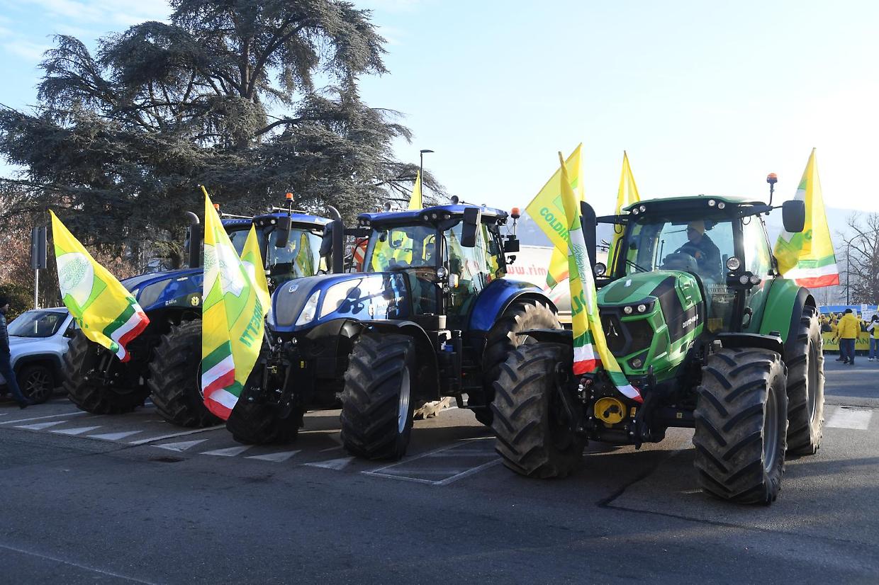 Torino, un fiume giallo in strada: gli agricoltori chiedono al Piemonte &laquo;date n&rsquo;andi&raquo;