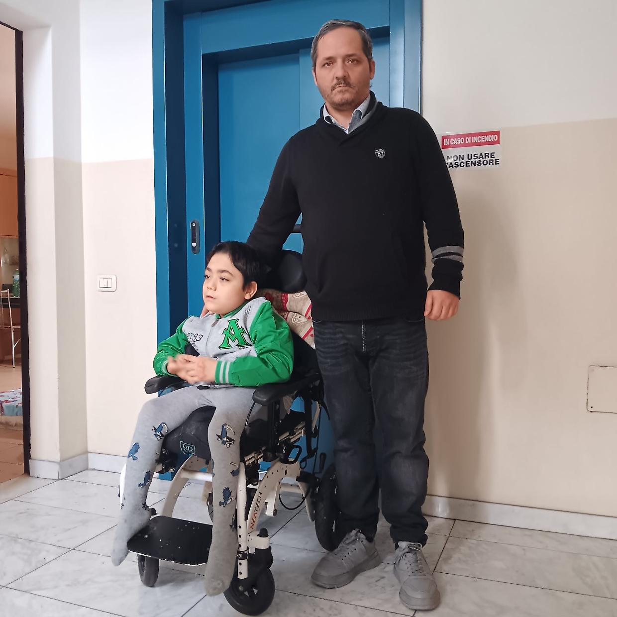 L&rsquo;ascensore &egrave; fermo da una settimana, un bimbo disabile intrappolato nella casa Atc