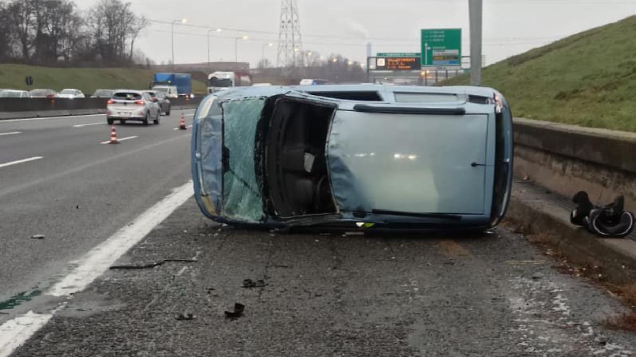 Beinasco, auto si ribalta in tangenziale sud: traffico in tilt e code verso nord