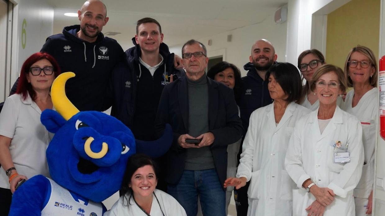 Basket Torino al Regina Margherita: un pomeriggio di sorrisi, regali e speranza