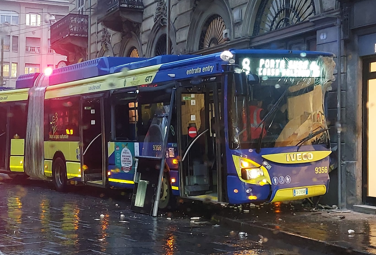 Il pullman finito contro la pizzeria in via Cernaia angolo piazza Solferino