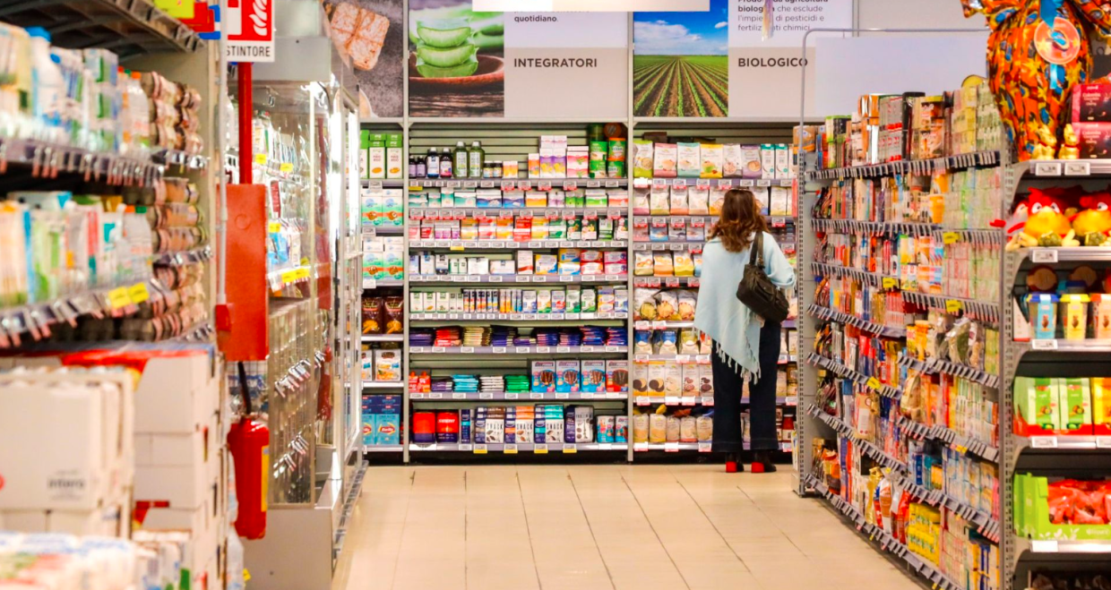 Ruba dieci salami Dop al supermercato: fermata dalla polizia