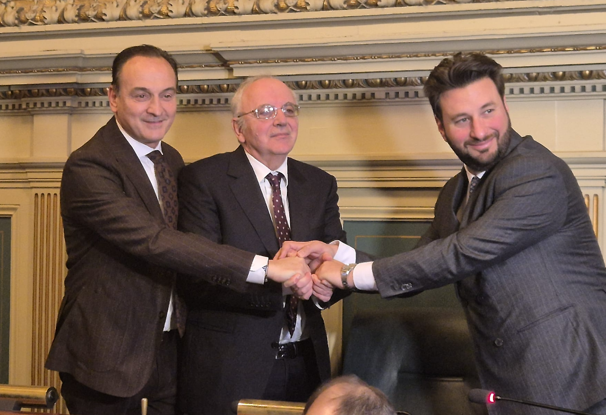 La stretta di mano tra Cirio, Cafagna e Riboldi