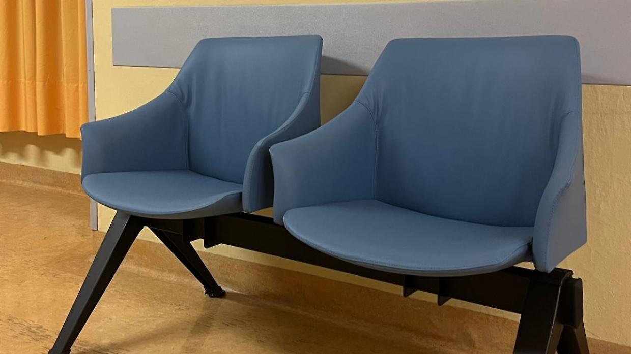 Carmagnola, nuove poltrone e arte in corsia: il Day Hospital oncologico diventa pi&ugrave; accogliente