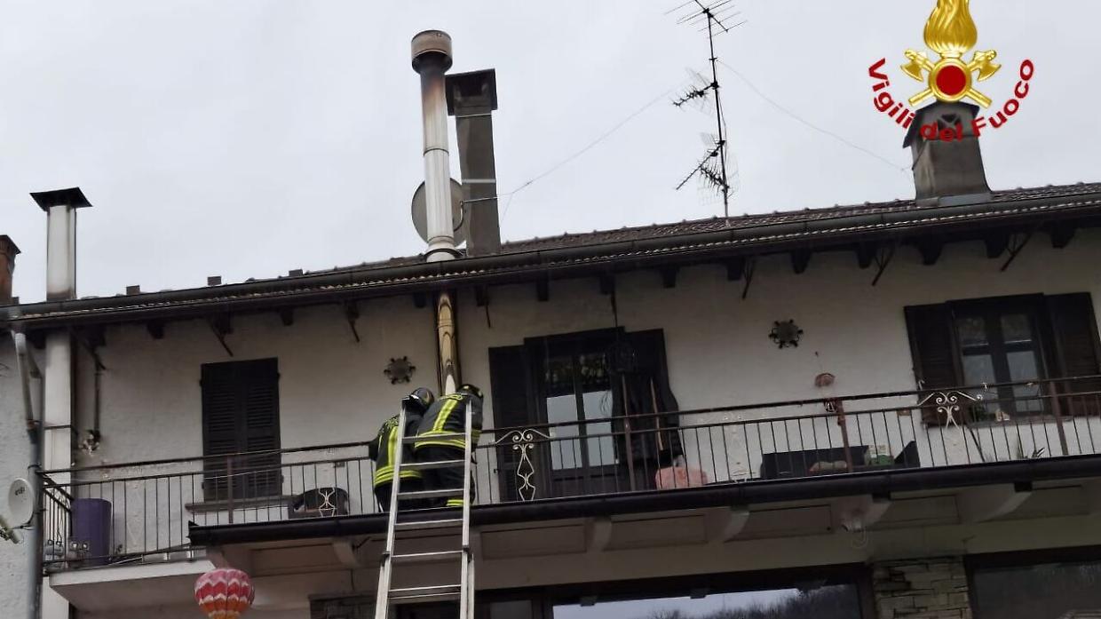 Fiamme sul Lago d&rsquo;Orta: la canna fumaria incendia parte di un tetto a Nonio