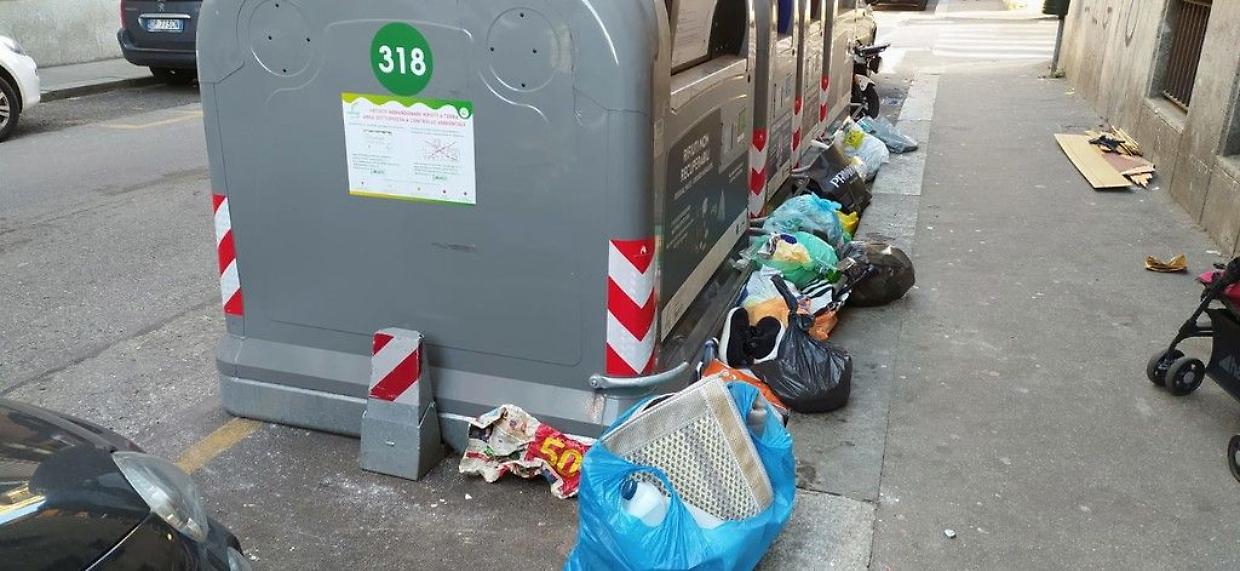 Rifiuti accumulati vicino a una scuola a San Donato