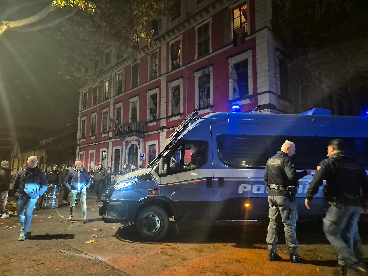 Il blitz delle forze dell'ordine ad Askatasuna