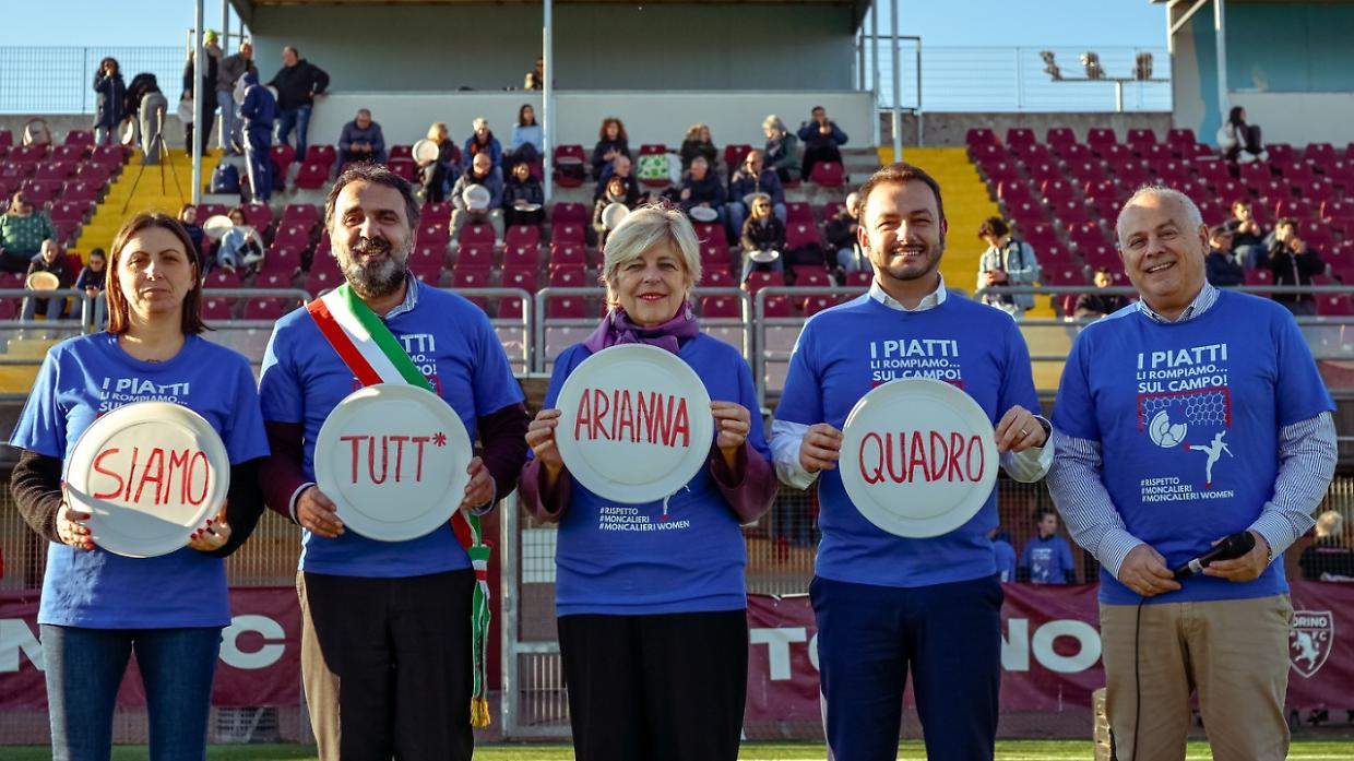 "I piatti li rompiamo sul campo": il flash mob di Moncalieri che risponde al sessismo
