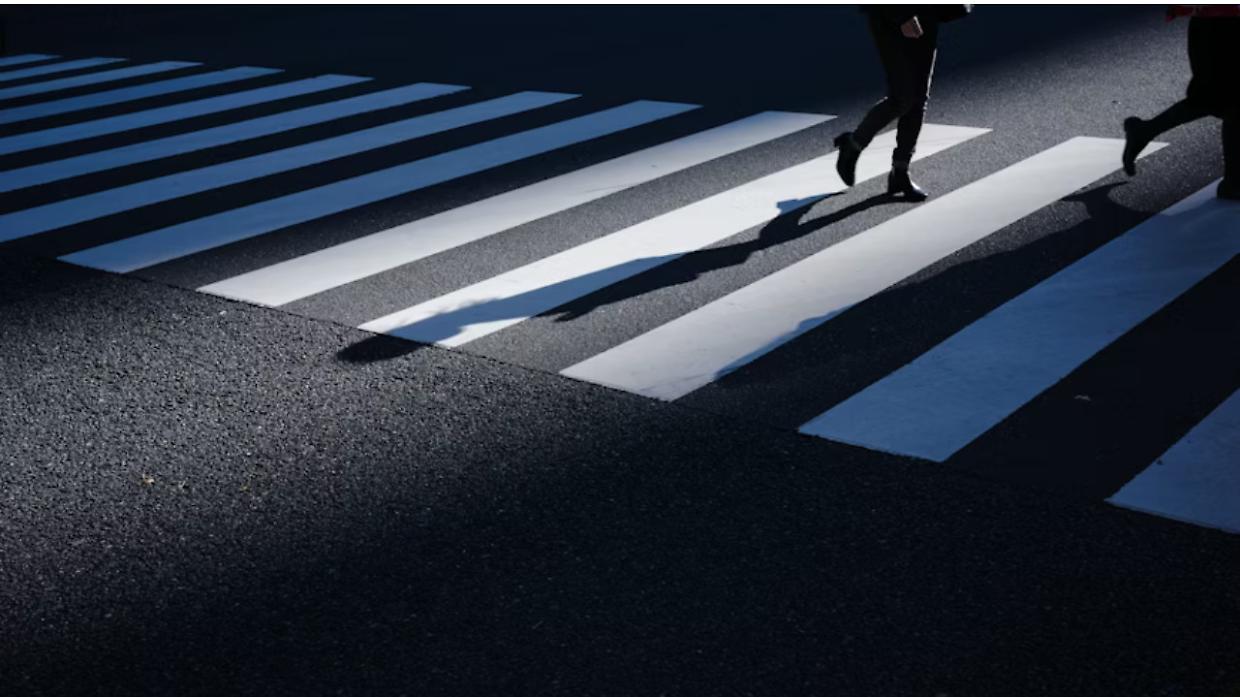 Alba, 91enne con patente scaduta e senza assicurazione investe una donna sulle strisce in corso Langhe