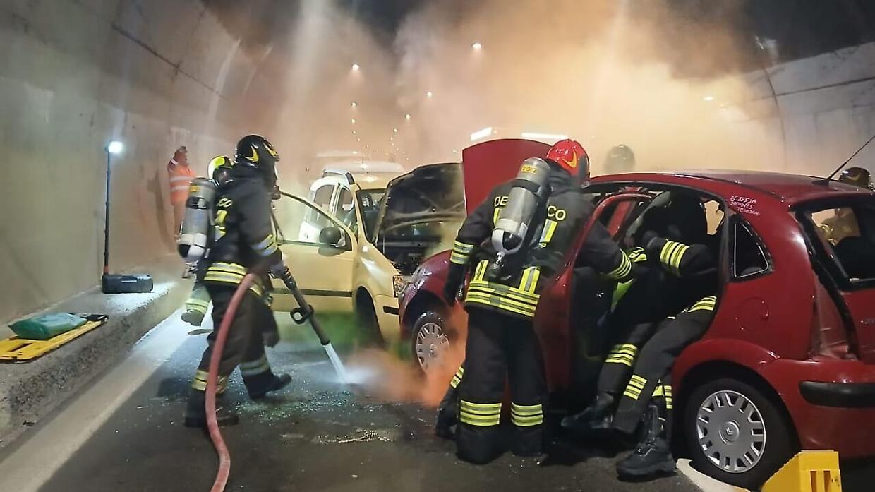 Paura nella galleria Montecrevola: finto incidente tra due auto durante una maxi esercitazione