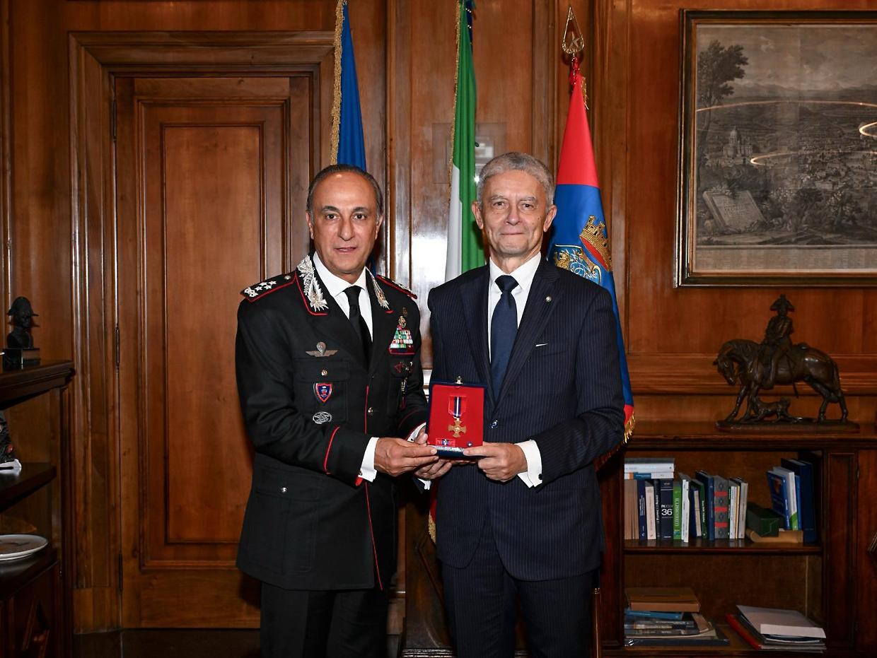 Il generale De Vita premiato con la Croce d&rsquo;Oro dell&rsquo;Arma dei carabinieri