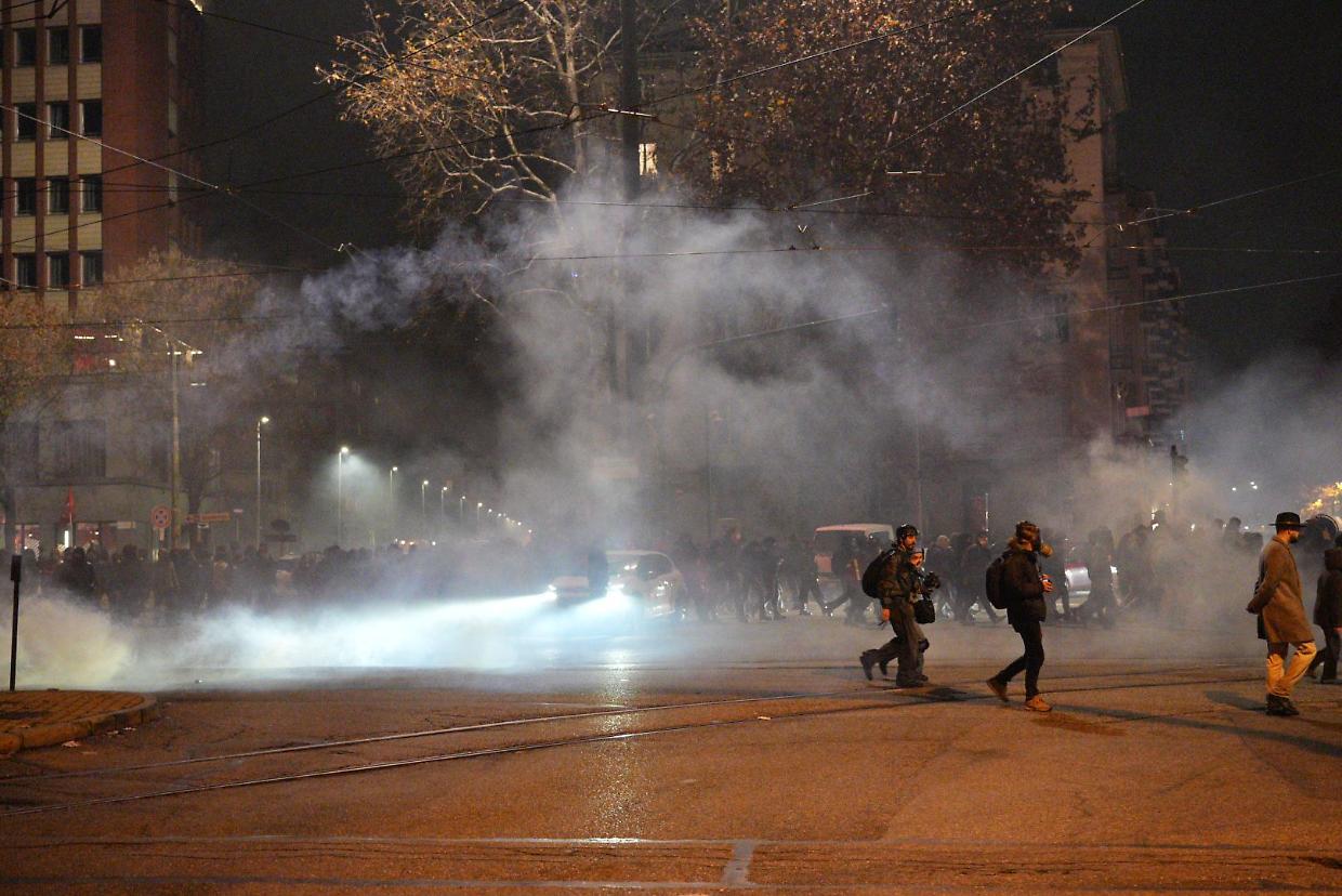 La guerriglia per le strade di Vanchiglia dopo lo sgombero di Askatasuna 