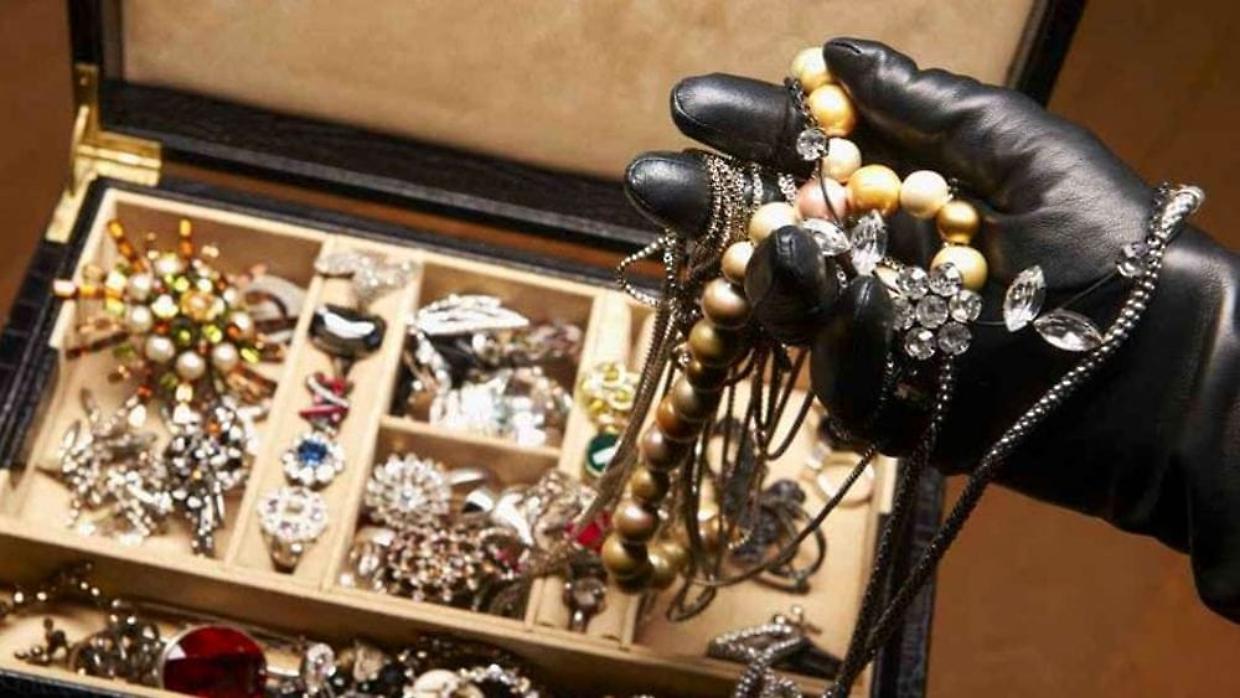 Omegna, arrestate due donne per il furto di un ciondolo d&rsquo;oro da 600 euro