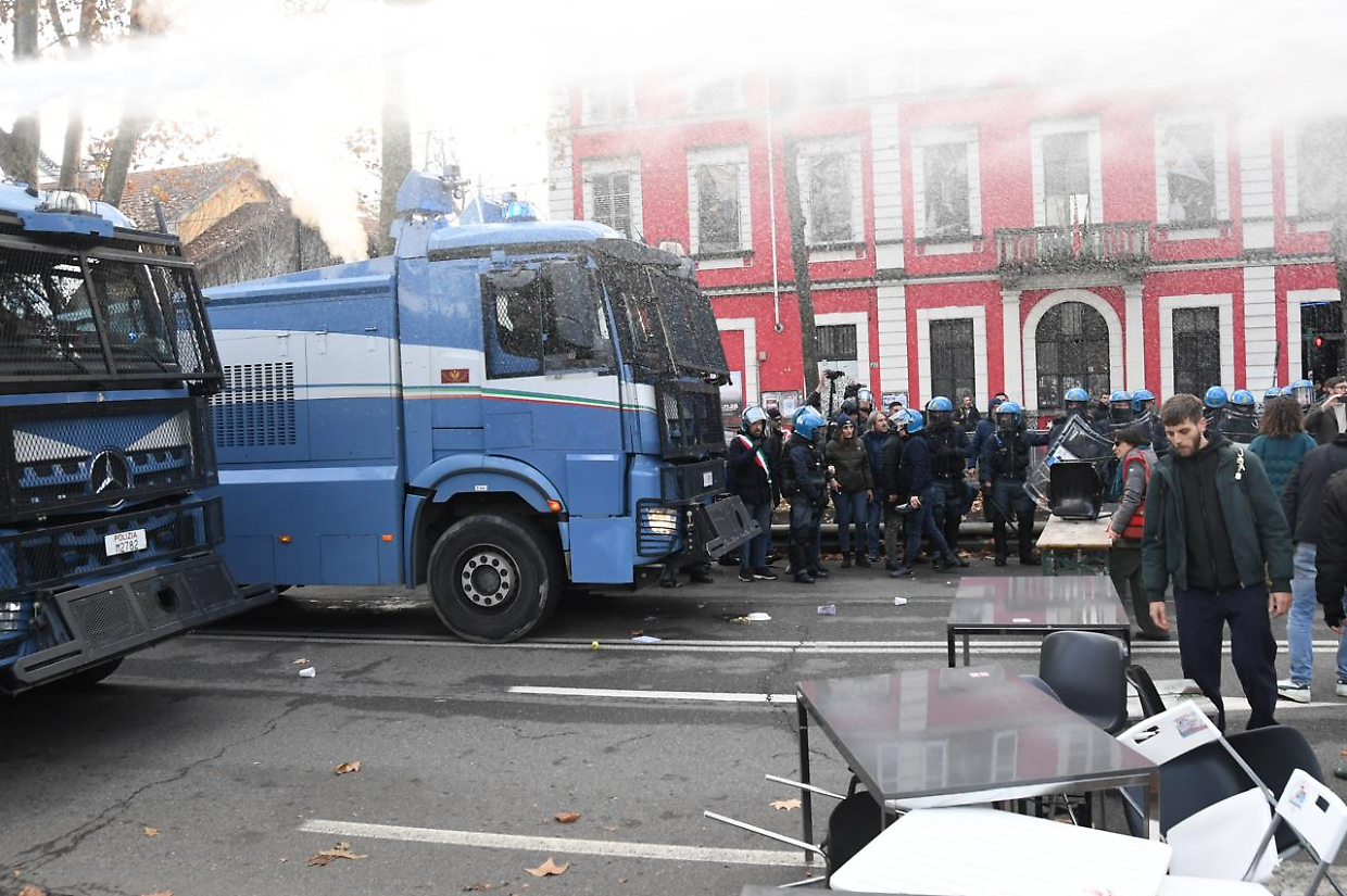 Gli idranti usati per sgomberare il presidio di Askatasuna