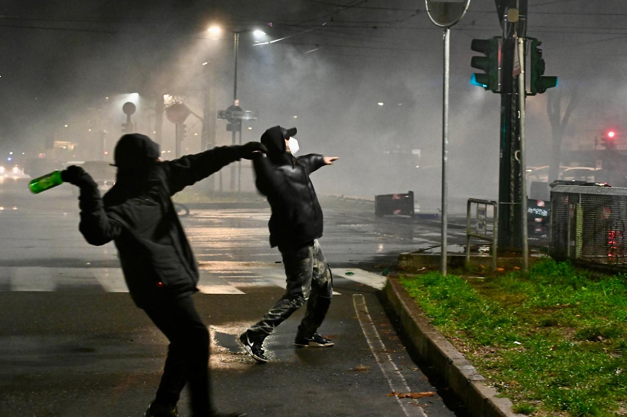 La violenza nel corteo post-sgombero di Aska