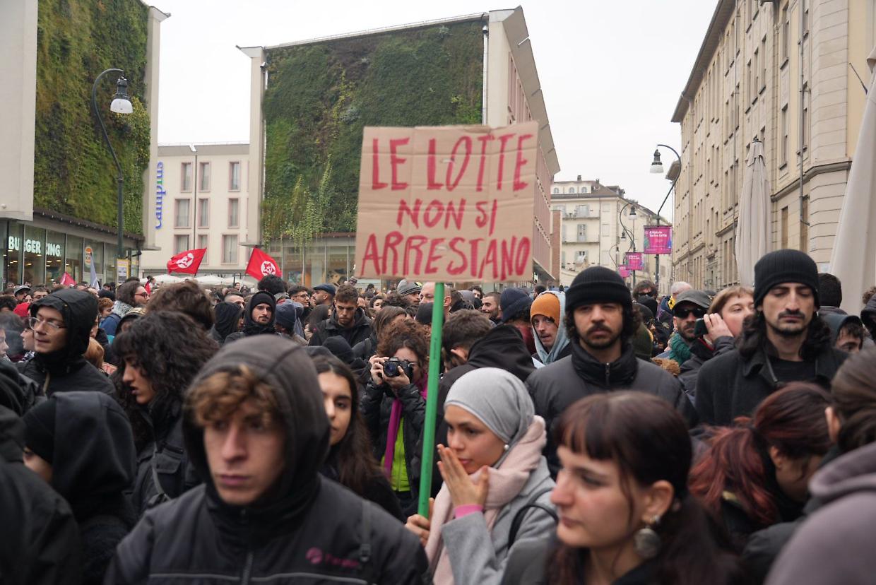 Corteo antagonista, in 5mila da tutta Italia: &laquo;L'Aska non si tocca&raquo;