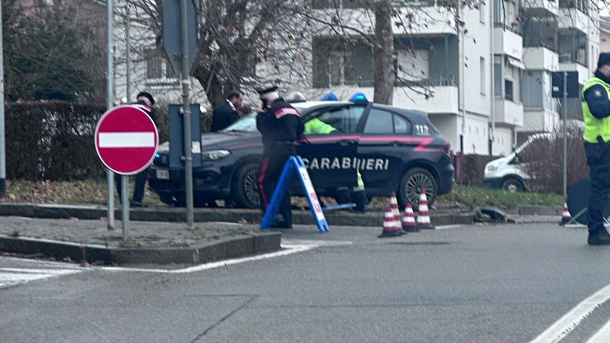 Collegno, inseguimento finisce sullo spartitraffico: auto dei carabinieri danneggiata, due militari in ospedale