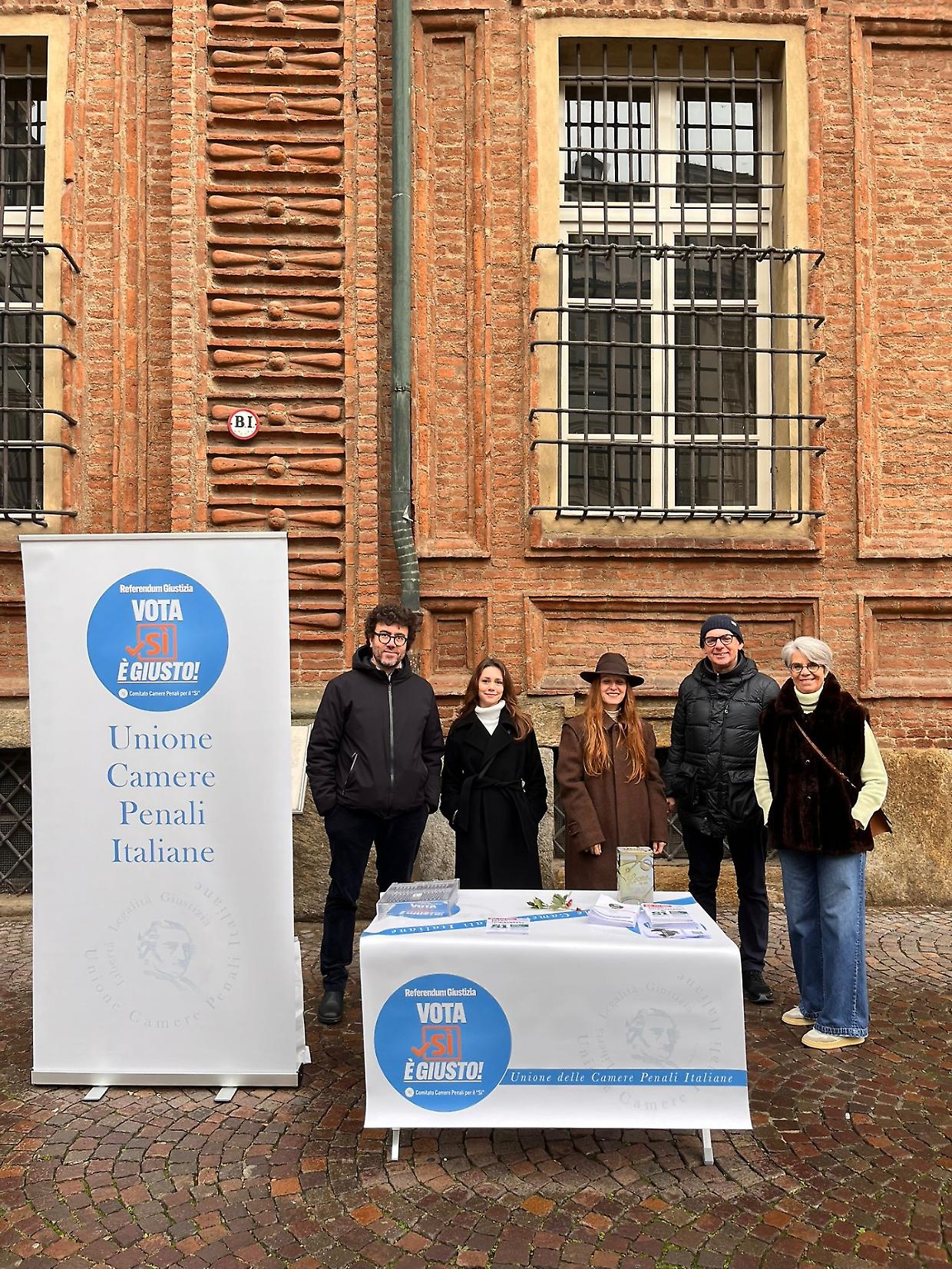 Avvocati in piazza per il &ldquo;si&rdquo;: &laquo;Le carriere vanno separate&raquo;