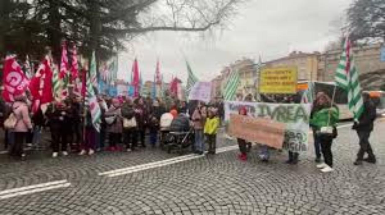 Konecta, presidio a Ivrea davanti a Confindustria: sindacati al tavolo con l&rsquo;azienda