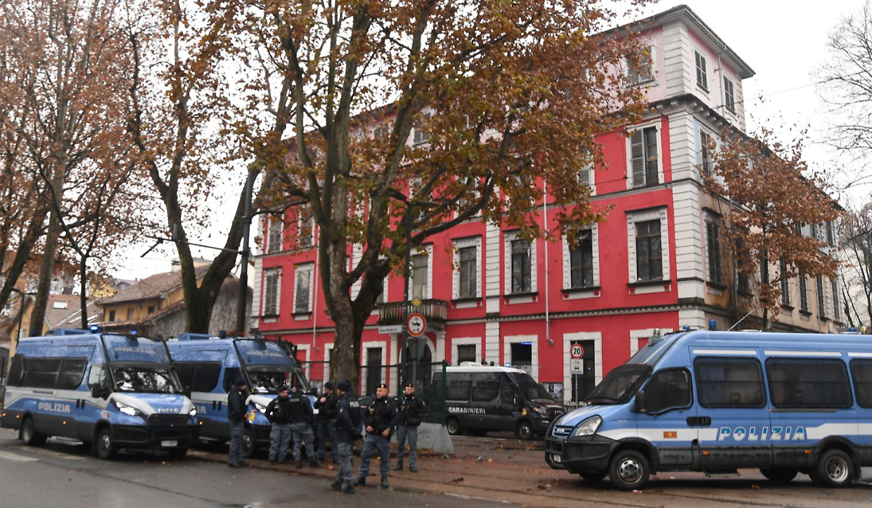 Il presidio davanti ad "Aska"