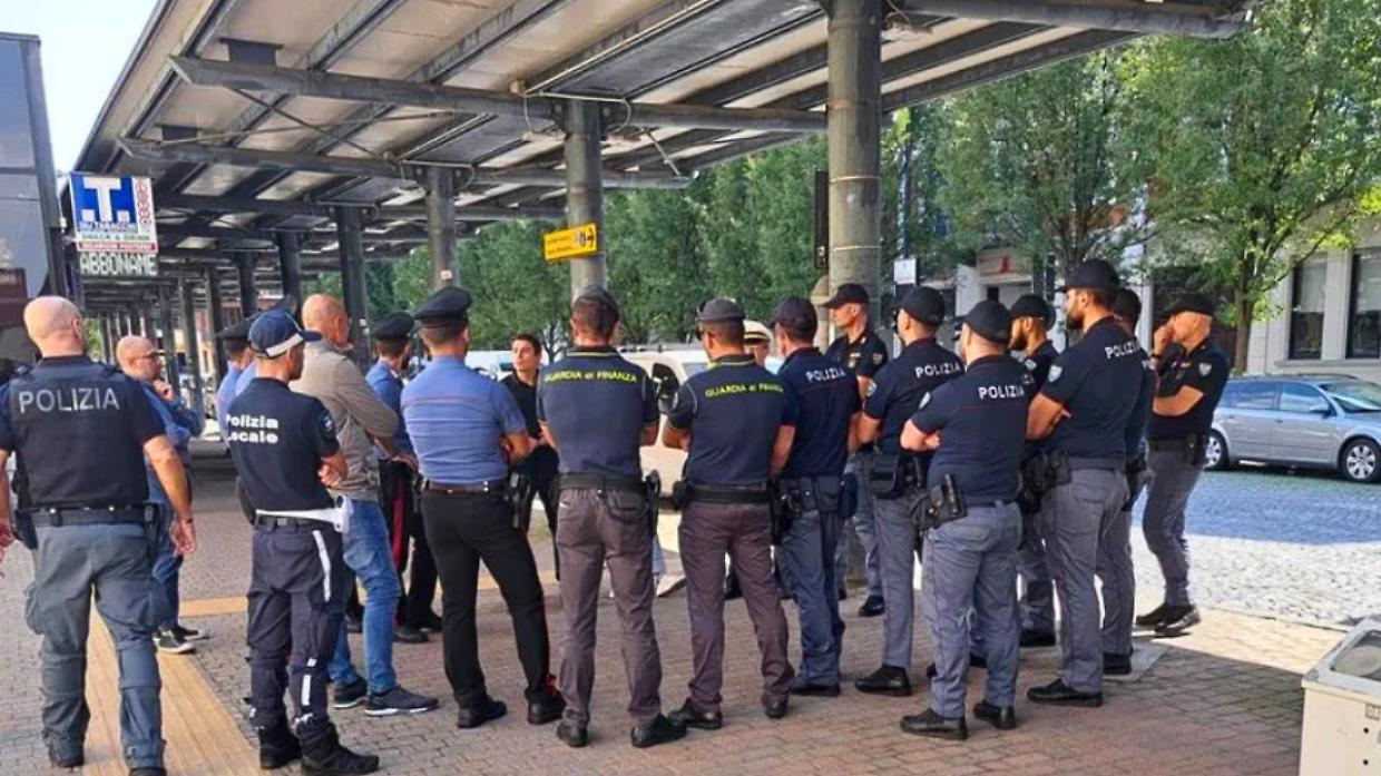 Un controllo delle forze dell'ordine nella zona della stazione di Chivasso