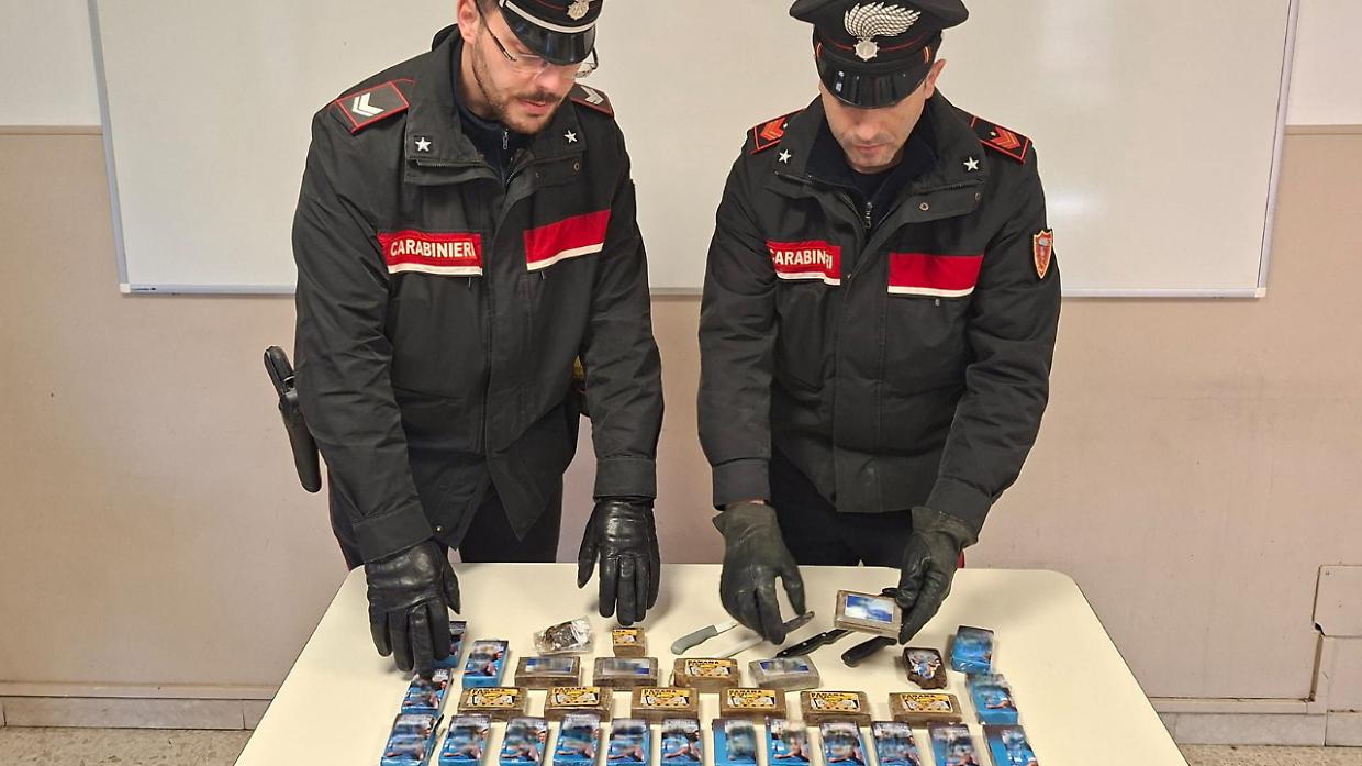 Parella, fermato sulla sp 222: in casa quattro chili di hashish, arrestati padre e figlio