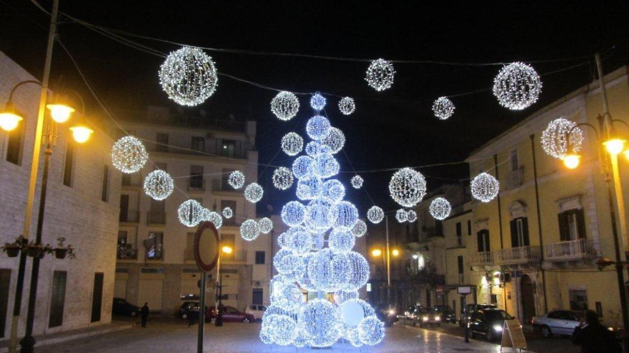 Natale, i Comuni investono quasi 400 milioni tra luminarie ed eventi
